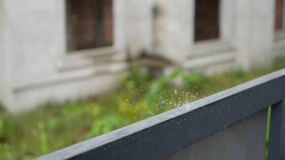 大雨时水滴会落在栏杆上忧郁