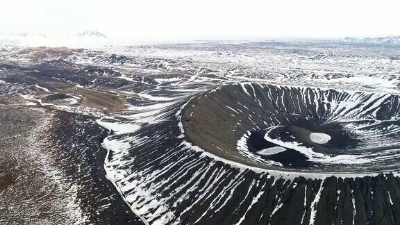 鸟瞰图的Hverfjall火山口Myvatn冰岛