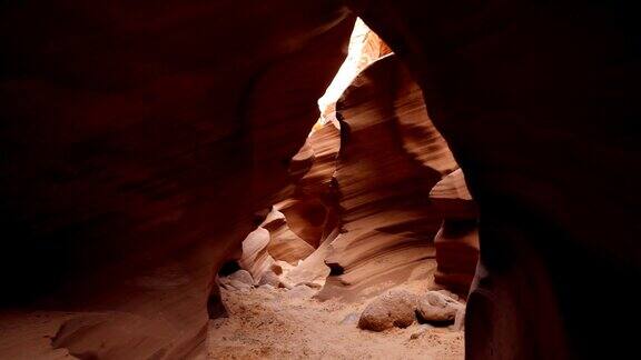 行走在亚利桑那州的羚羊峡谷没有人亚利桑那州沙漠中惊人的岩层