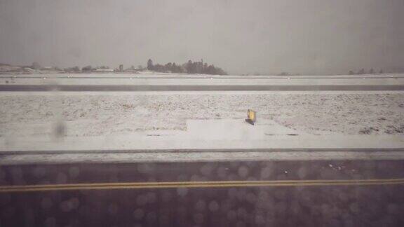 由于下雪的坏天气机场延误了