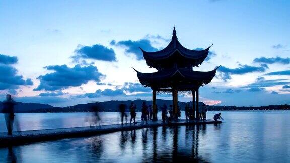 日落时分杭州西湖上的天空和亭子时间流逝