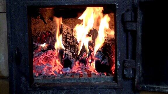 冬天在旧火炉的壁炉里生火