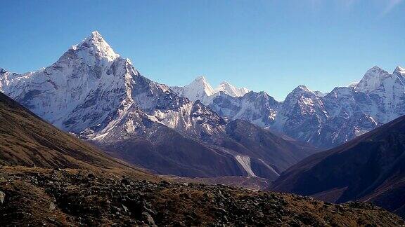 AmaDablam(6170米)和Khumbu山谷的全景