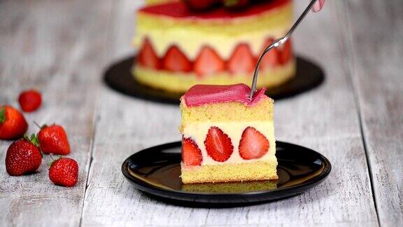 一块草莓蛋糕香草奶油草莓蛋糕