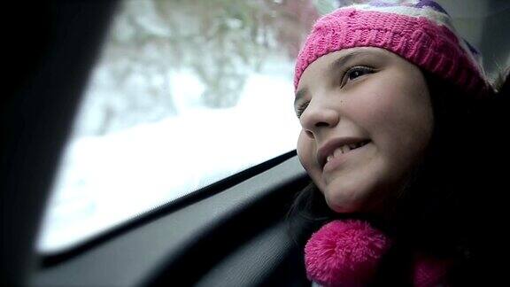 十几岁的女孩开车在后座上寒假