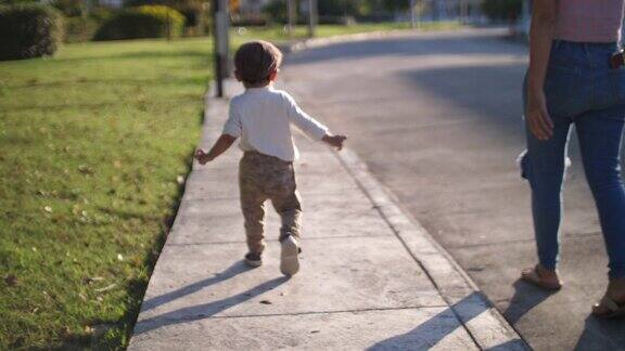 快乐的小男孩喜欢在公园散步