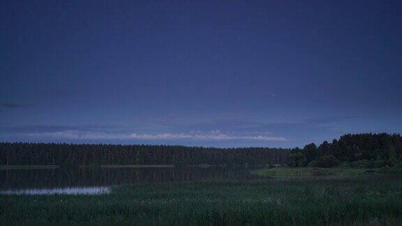 在波兰马苏里亚的自然湖上黄昏的时间流逝