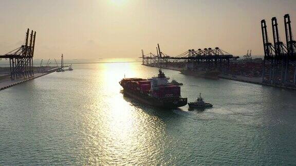 无人机拍摄到一艘货轮停在港口的码头上