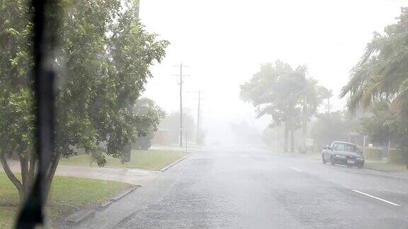 汽车停在路边被困在雨中挡风玻璃上的雨刷开了