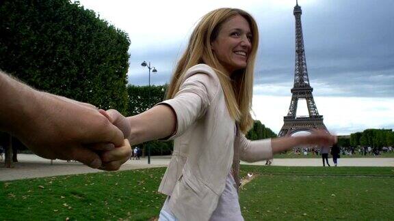 跟着我巴黎快乐女人带她的男朋友到埃菲尔铁塔