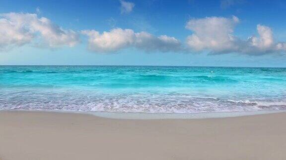 水完美的白色沙滩与海浪和云彩