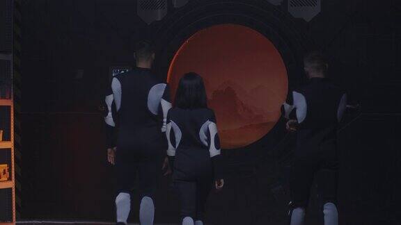 三名宇航员正走向火星基地窗口
