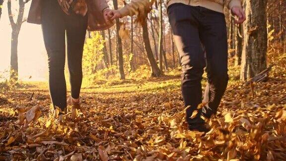 SLOMO夫妇在秋天的森林里跑步