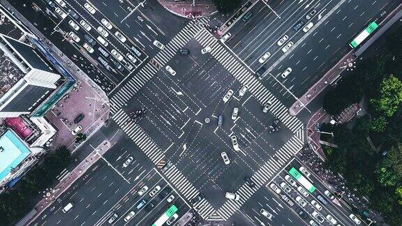 PAN无人机视角的城市街道十字路口在白天