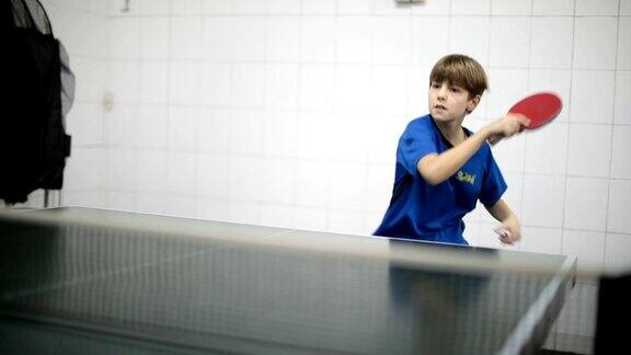 可爱的男孩在打乒乓球