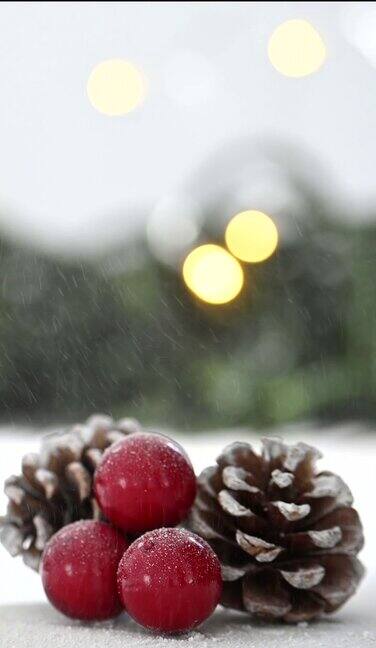 雪花落在松果和冬青圣诞背景