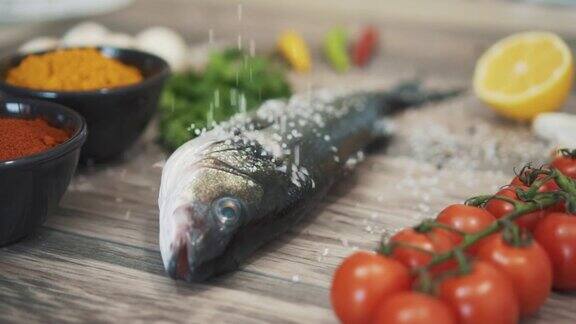 鲈鱼做准备烹饪鱼的配料和香料厨师盐鱼