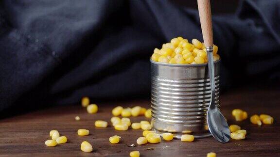 用一个装满罐头的玉米用勺子慢慢旋转
