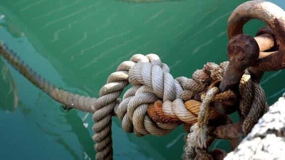 把绳子系在码头上