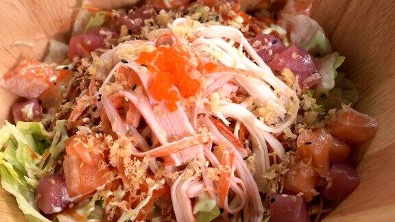 日本料理生鱼片沙拉开胃菜正餐在转盘桌上