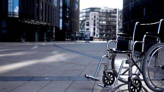 残疾人轮椅在现代建筑附近滚动