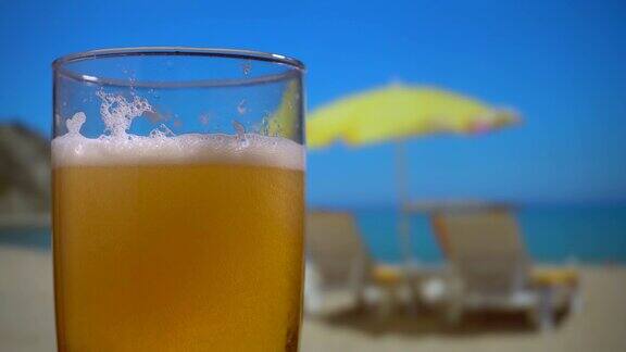 在阳光明媚的海滩上喝啤酒