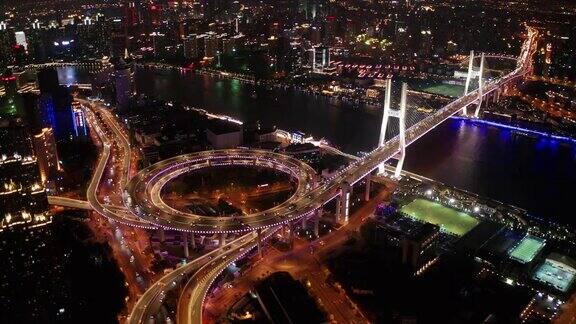 航拍南浦大桥螺旋路交通场景夜间日落时间与陆上交通概念中国上海4k视频