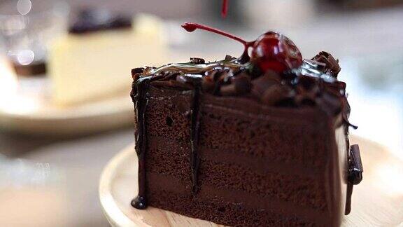 HD:用手把酱汁浇在一块蛋糕上巧克力蛋糕