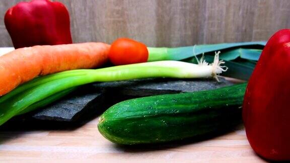 新鲜蔬菜放在木桌和石头上西红柿洋葱黄瓜辣椒