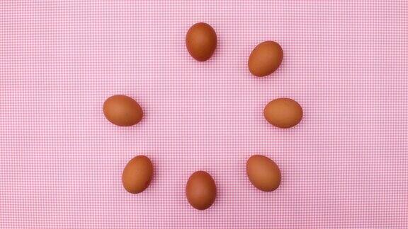 鲜蛋出现在粉色主题的圆圈里停止运动