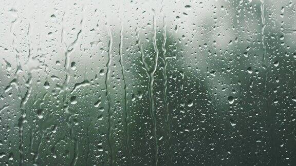 大雨落在窗户上用手持式慢动作拍摄
