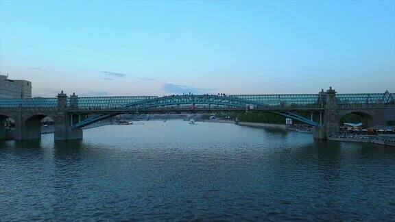 俄罗斯黄昏莫斯科河交通船乘坐高尔基公园著名大桥航拍4k全景图