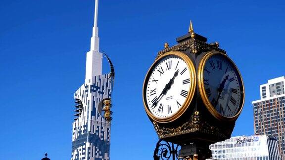 欧洲广场上的街道时钟以摩天大楼为背景的金色摩天轮巴统格鲁吉亚