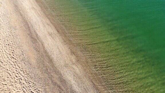 鸟瞰图海滩和海景碧水的沙滩鸟瞰图的海滩沙滩令人惊叹的海浪海岸和蓝色绿松石的一边的海洋放松在天堂