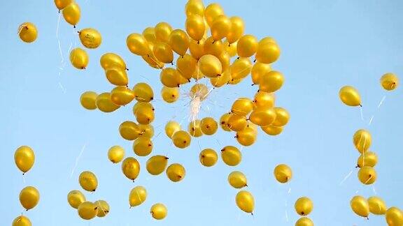 黄色的气球飞