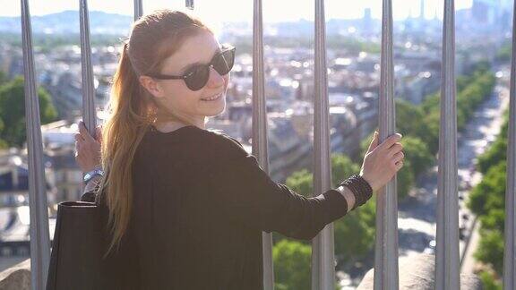 一名女子在巴黎的凯旋门上欣赏美景