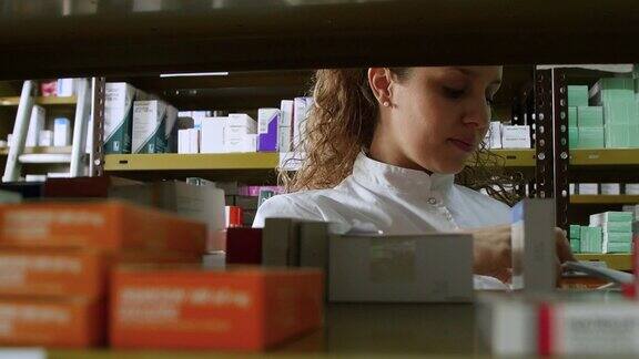 药剂师在药房检查架子上的药品