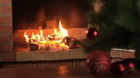 以燃烧的壁炉为背景装饰的圣诞树