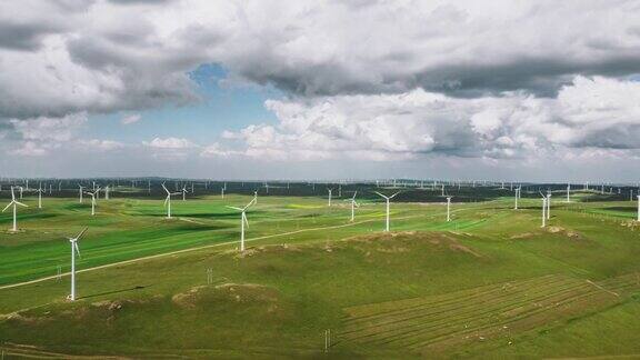 草原上的超延时风力涡轮机农场