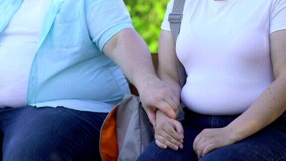 胖男人温柔地牵着女友的手胖情侣第一次约会浪漫