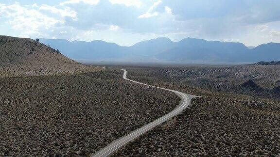 在李维宁干燥的沙漠中尘土飞扬的柏油路鸟瞰图