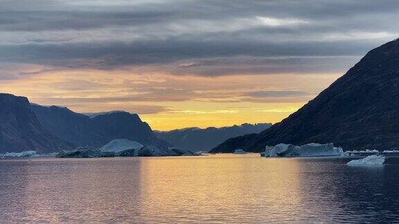 哈尔福德美丽的日出Scoresbysund格陵兰岛