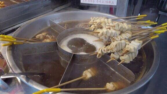 欧登鱼饼韩国街头小吃美味的鱼糕配上热腾腾的海鲜汤