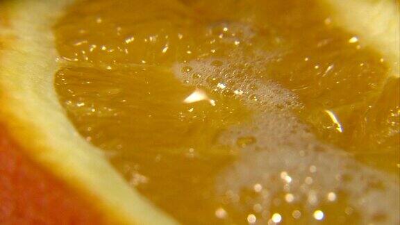 从橘子里挤出果汁