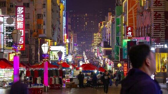 青岛市内著名夜市行人拥挤的街道时光流逝全景4k中国