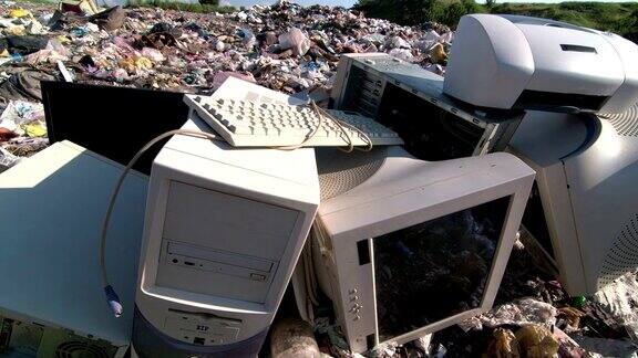 垃圾场里的废弃电脑