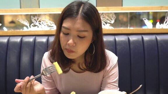 吃素食沙拉的女人