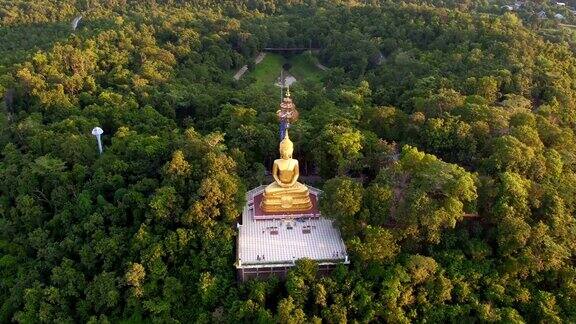 泰国布里拉姆考克拉东森林公园的佛祖