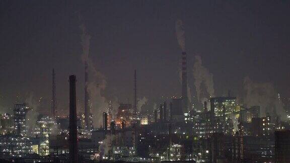 石化工厂和炼油工业夜间鸟瞰图