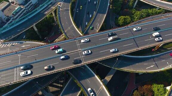 夜间空中公路交汇处